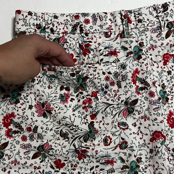 Banana Republic Sunshine White Floral Bermuda Short Size 8, 3.25" leg - Picture 8 of 12